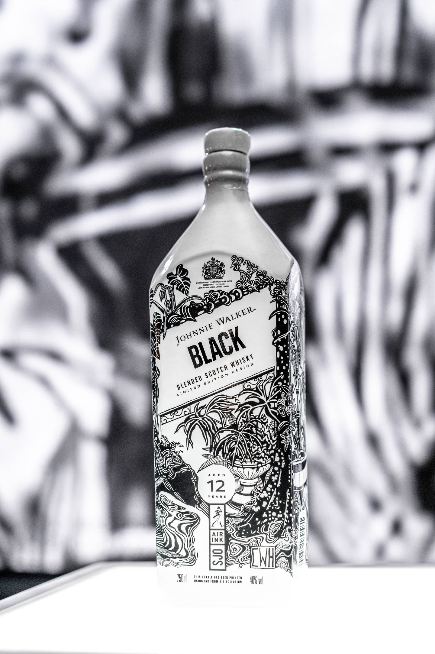 El artista costarricense Christian Wedel fue seleccionado en el “equipo mundial” de once pintores para con su arte ilustrar una botella muy exclusiva del mundialmente famoso whisky Johnny Walker.
