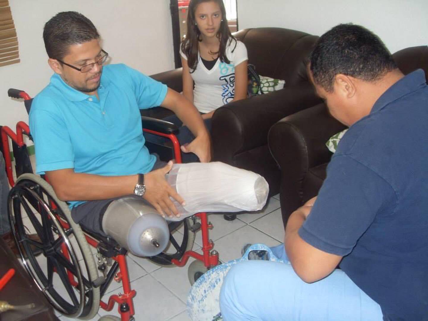Alexander Fernández Vargas, sufrió un accidente de tránsito el 10 de diciembre del 2011 en Dominicalito por el que perdió sus dos piernas. Actualmente camina con prótesis, maneja carro y hasta es seleccionado nacional de voleibol sentado