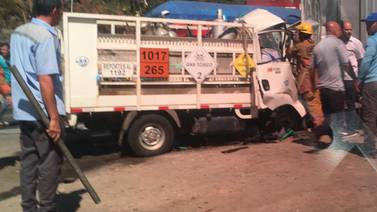 Funcionario del AyA pierde la vida en choque ente dos camiones