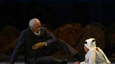 Morgan Freeman y su mano robaron la atención en la inauguración del Mundial