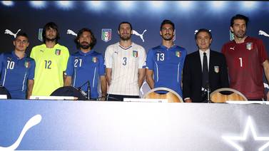 Italia retoma el camino del fútbol sin Davide Astori
