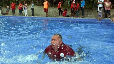 (Fotos) Padre Sergio disfrutó como un niño más de la piscina