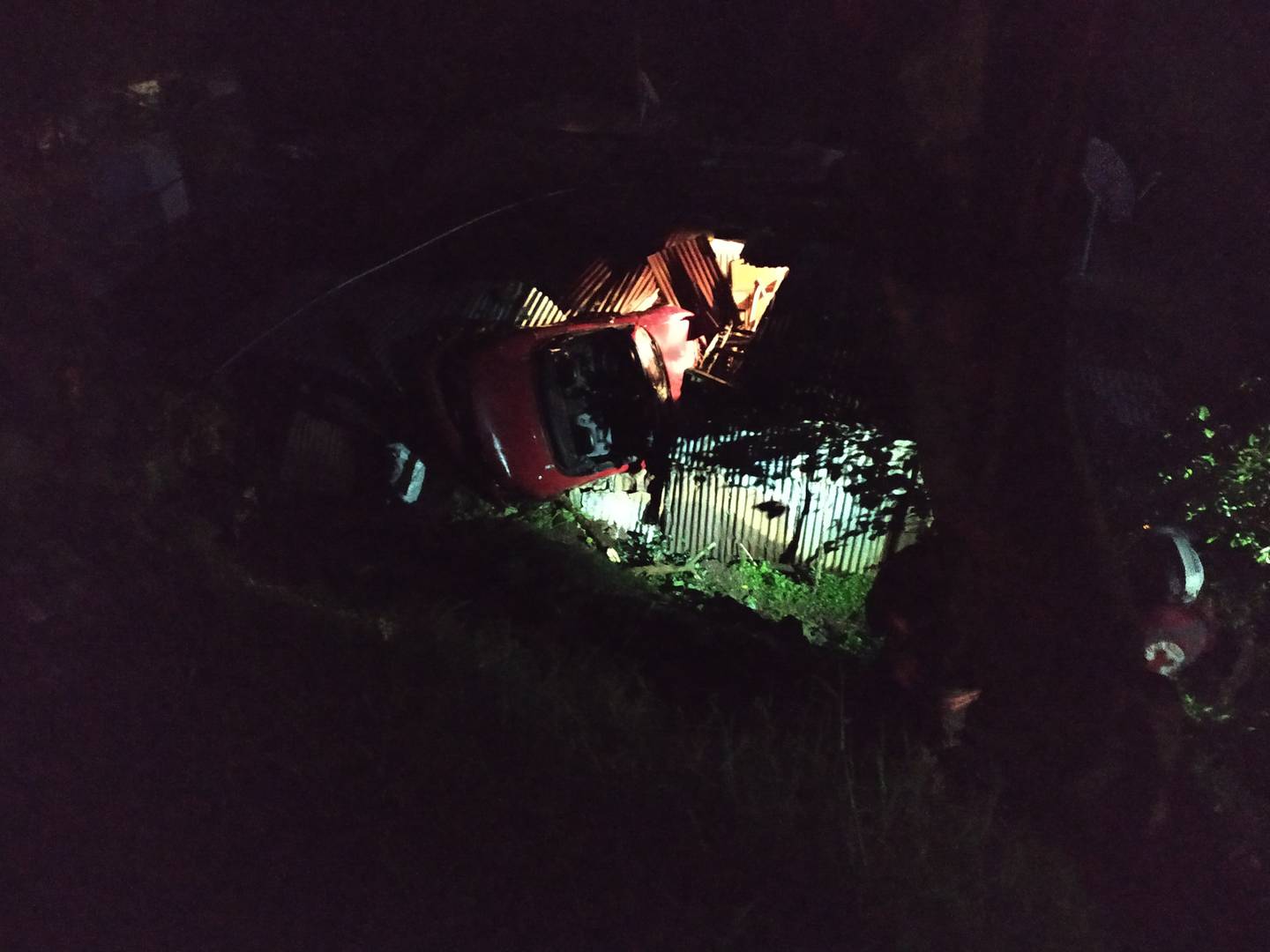 Carro cae sobre casa en San Rafael de La Unión, Cartago. Foto suministrada por Keyna Calderón.