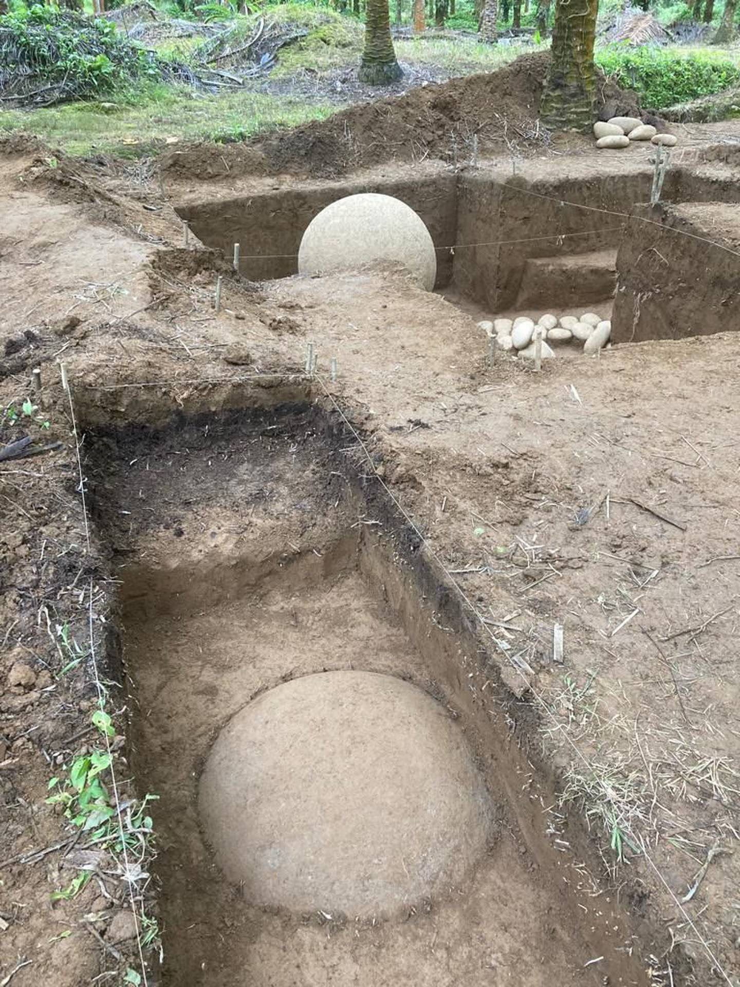 El arqueólogo del Museo Nacional, Francisco Corrales, confirmó este 15 de diciembre del 2021, el hallazgo de una esfera precolombina en su sitio original. 
Está en Finca 12, en Palmar Sur de Osa, muy cerca de la encontrada en julio pasado por trabajadores de la finca.