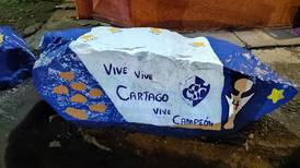 Las piedras del Bar San Lorenzo ya tienen los colores del campeón, el Cartaginés