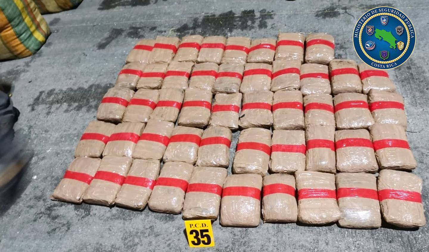 Fragata estadounidense detiene a costarricense y dos nicaraguenses que viajaban en lancha con 1220 kilos de marihuana y 149 paquetes de cocaína. Foto PCD.