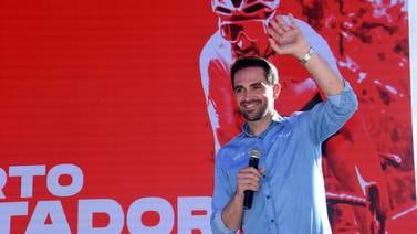 Exciclista Alberto Contador está feliz de la vida con el calor del público tico