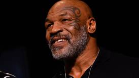 Mike Tyson se apeó a un pasajero en un avión (Video)