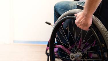 Mamá ganó batalla y le darán silla de ruedas que hijo necesita desde hace dos años