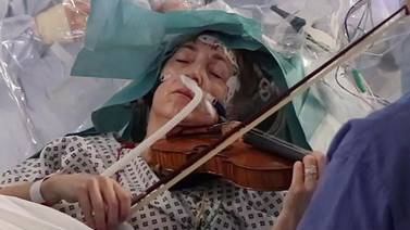 Violinista toca durante su operación de cerebro para salvar sus manos