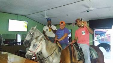 En  Bagaces es posible tomarse las birritas montado a caballo