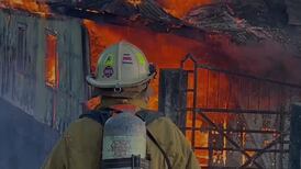 Bomberos de San José y Cartago atienden incendio en una casa