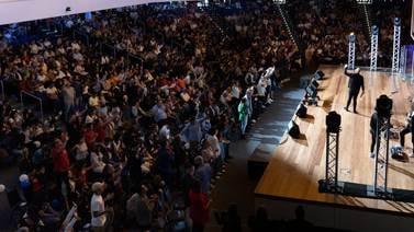 Centro de Convenciones del ANDE se llenó de alabanzas a Dios