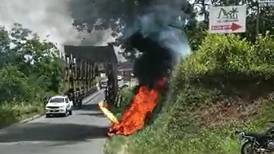 Motociclista por poco muere quemado en un aparatoso accidente de tránsito 