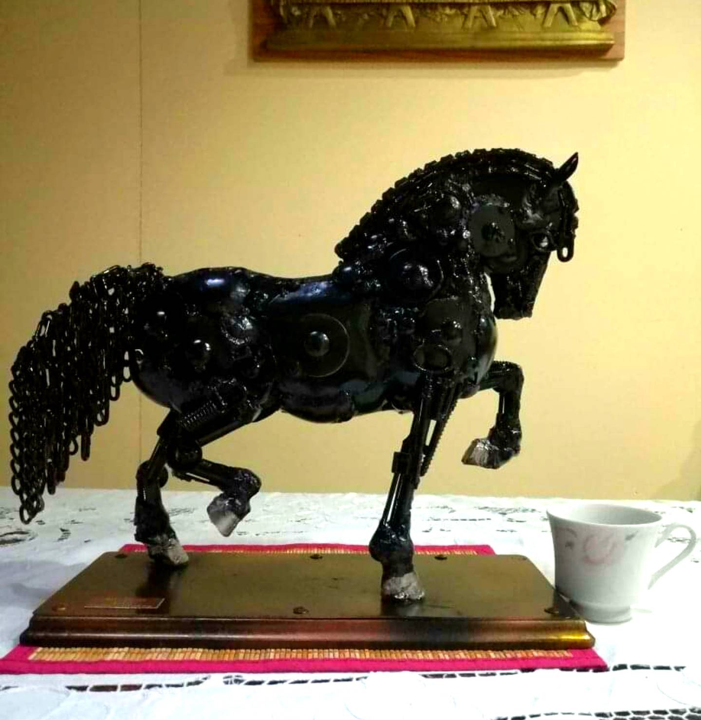Nohel Garita Zúñiga ha hecho esculturas con piezas de hierro y también hace fierros para marcar caballos y ganado.