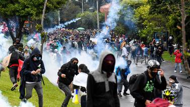 Colombia frena reforma tributaria, pero protestas dejaron 19 muertos y 800 heridos 