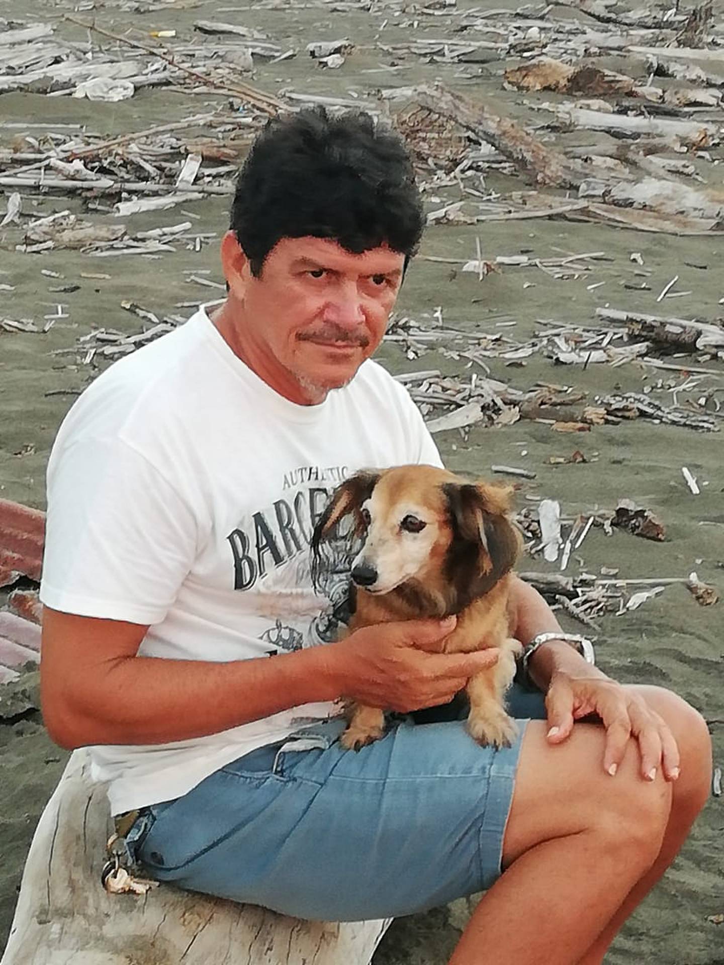Jorge Brenes, viudo de Zoraida Bustamante Vargas encontró fortaleza en su perrita Sasha y en las plantas de su esposa. Foto: Cortesía Jorge Brenes para La Teja