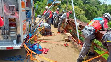 Socorristas trabajan en rescatar cuerpo en puente del “bungee”