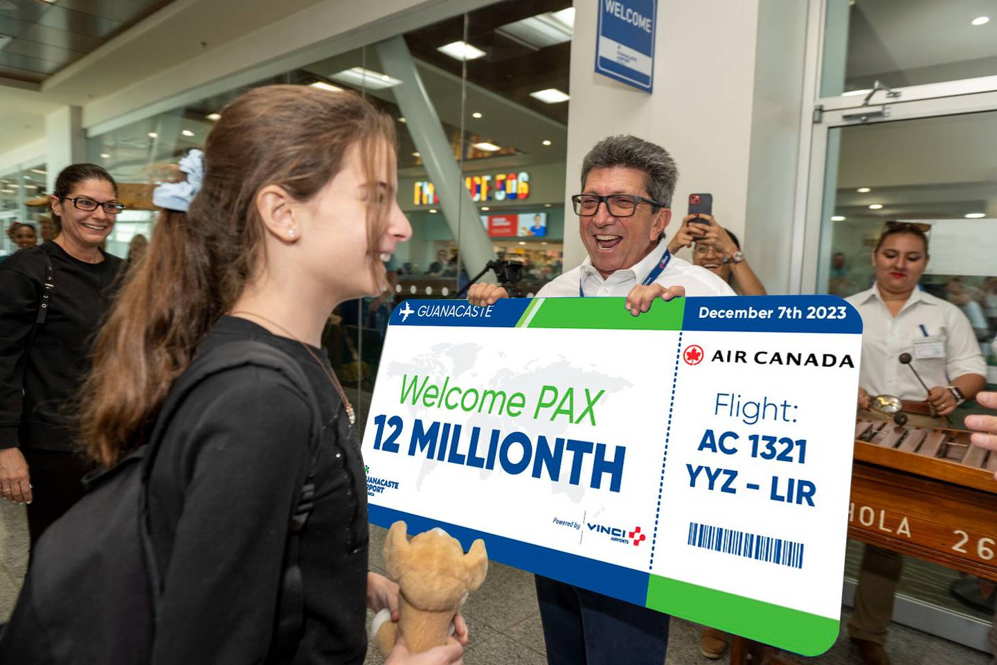 Una niña canadiense se convirtió en la turista 12 millones en llegar al Aeropuerto Daniel Oduber.