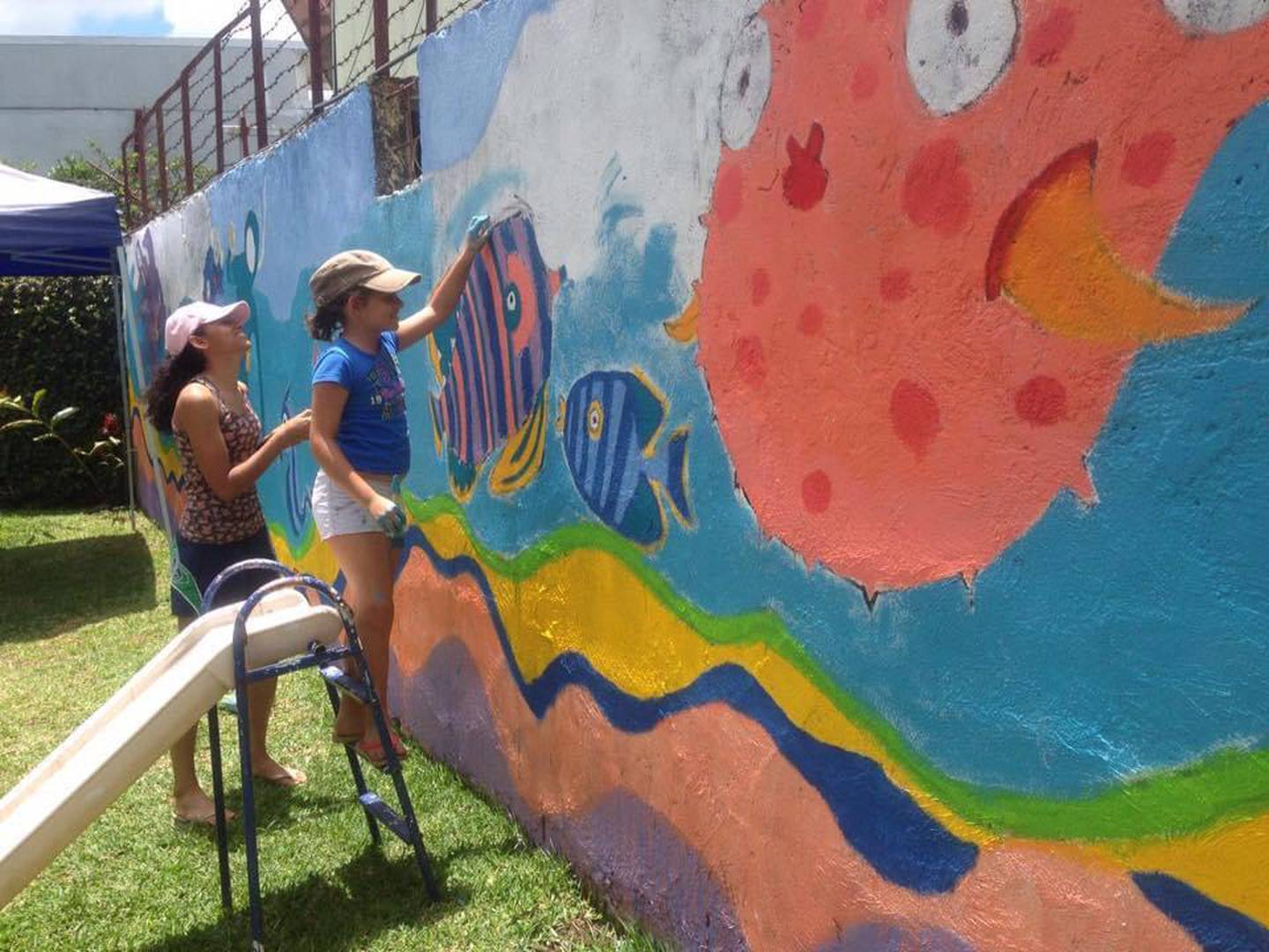 Las hermanas María Paula y Emma Phillips  pintaron una pared de su casa con el boceto que les hizo la artista Laura Chevez