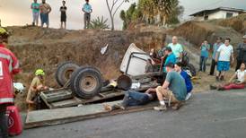 Vehículo agrícola se vuelca y deja 32 heridos en Sarchí