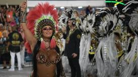 “Reina” de 47 años y embarazada es la sensación del carnaval de Rio de Janeiro