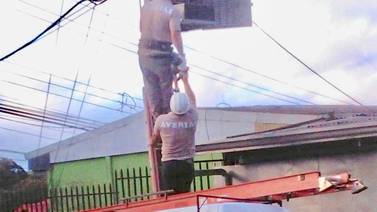 Falsos empleados de cablera se llenaron los bolsillos robando baterías de postes del tendido eléctrico