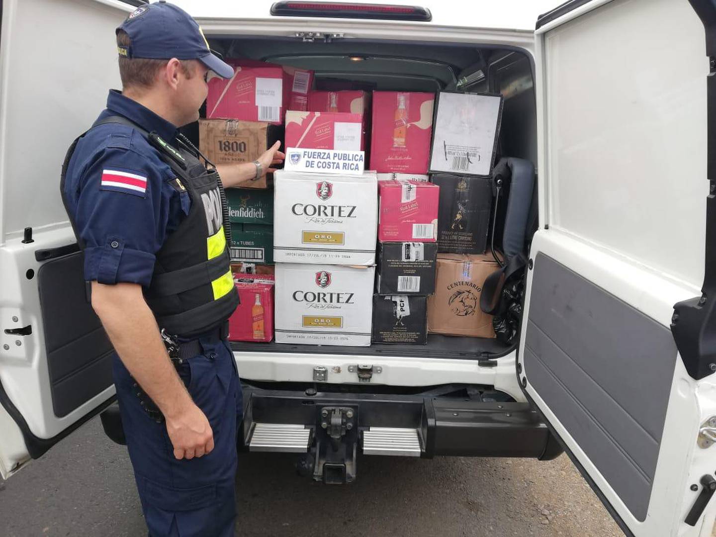 Fuerza Pública decomisa cargamento de 1563 botellas de licor de contrabando. Foto MSP.