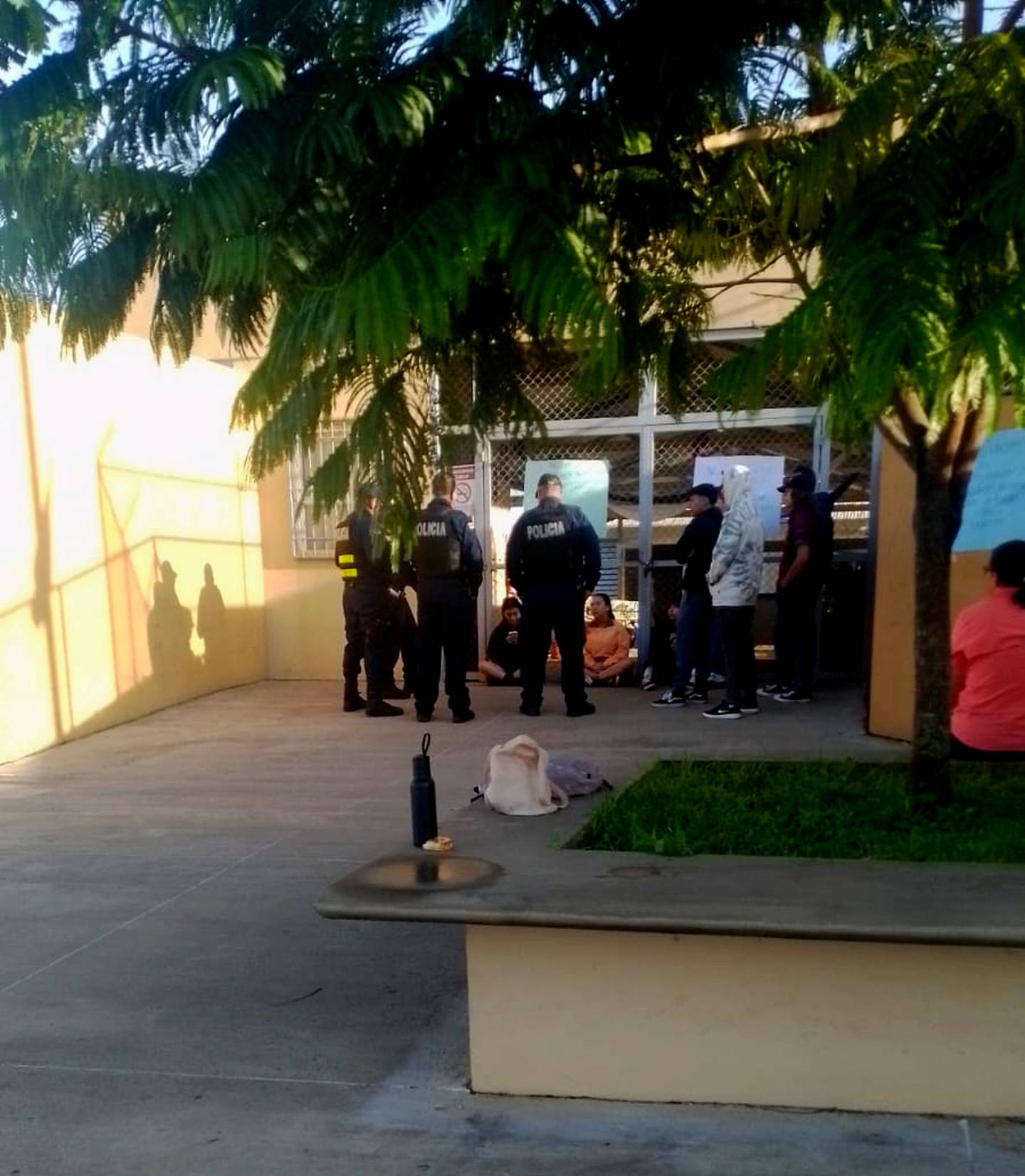 Estudiantes del Liceo de Puente Piedra de Grecia cerraron el colegio para pedir la salida inmediata de la directora.