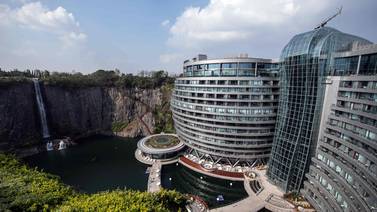 China sorprende al mundo al construir lujoso hotel en el interior de una cantera