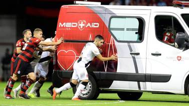 (Video) Ambulancia entró a auxiliar un jugador en Brasil pero se quedó varada en media cancha