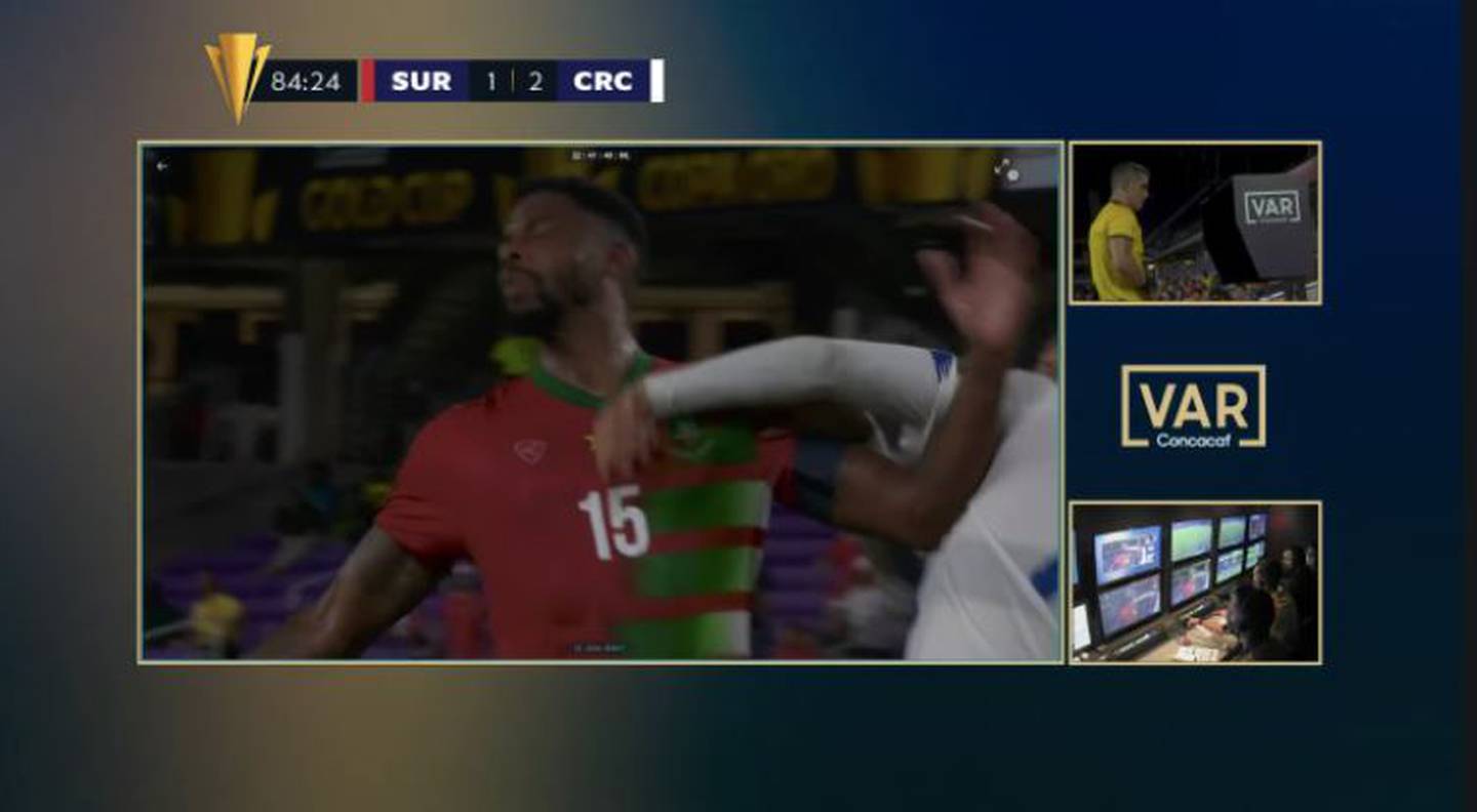 Falta de Francisco Calvo sobre jugador de Surinam en juego de la Copa Oro. Twitter.