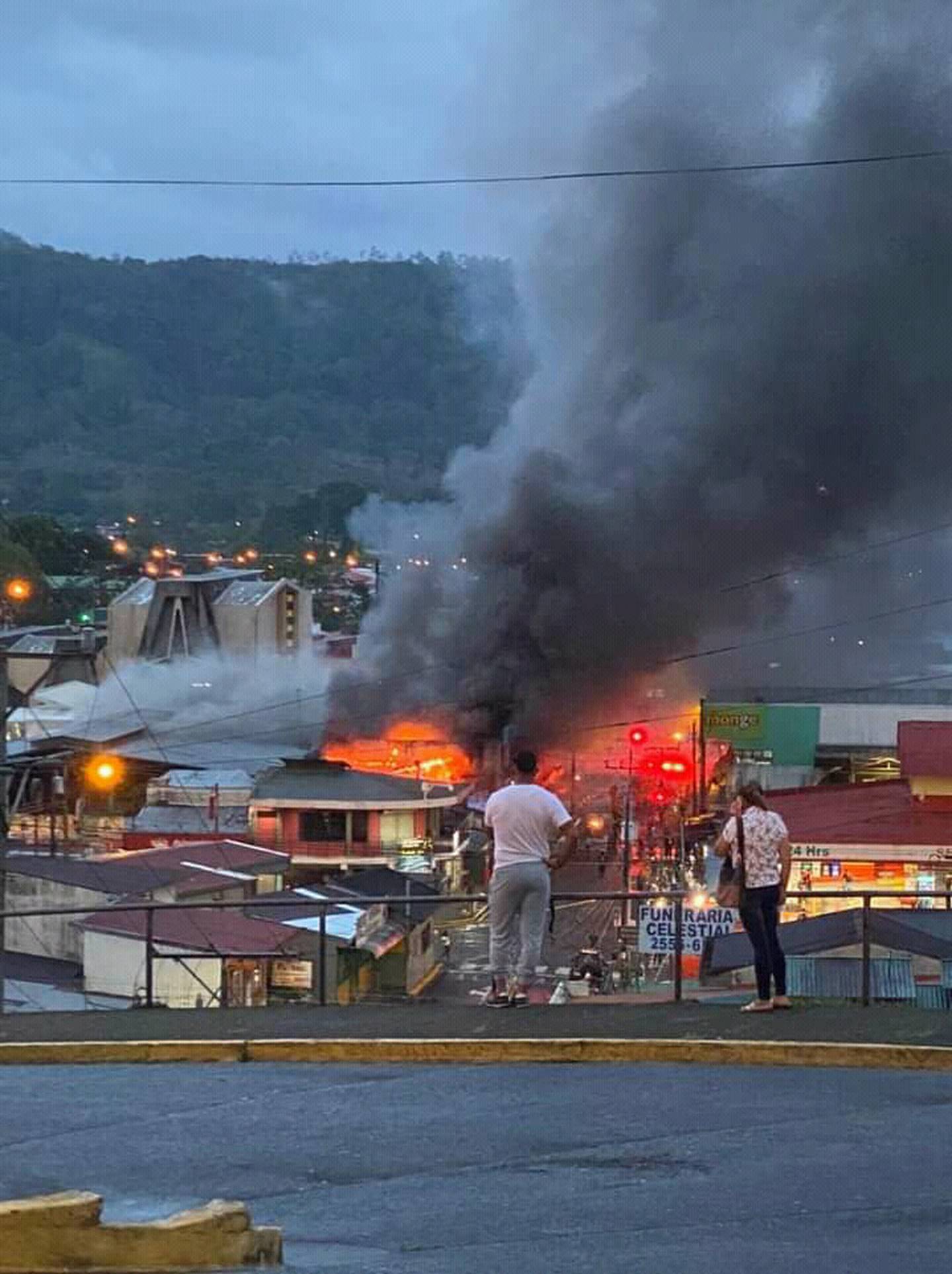 Incendio en el mercado de Turrialba el Viernes Santo del 2021