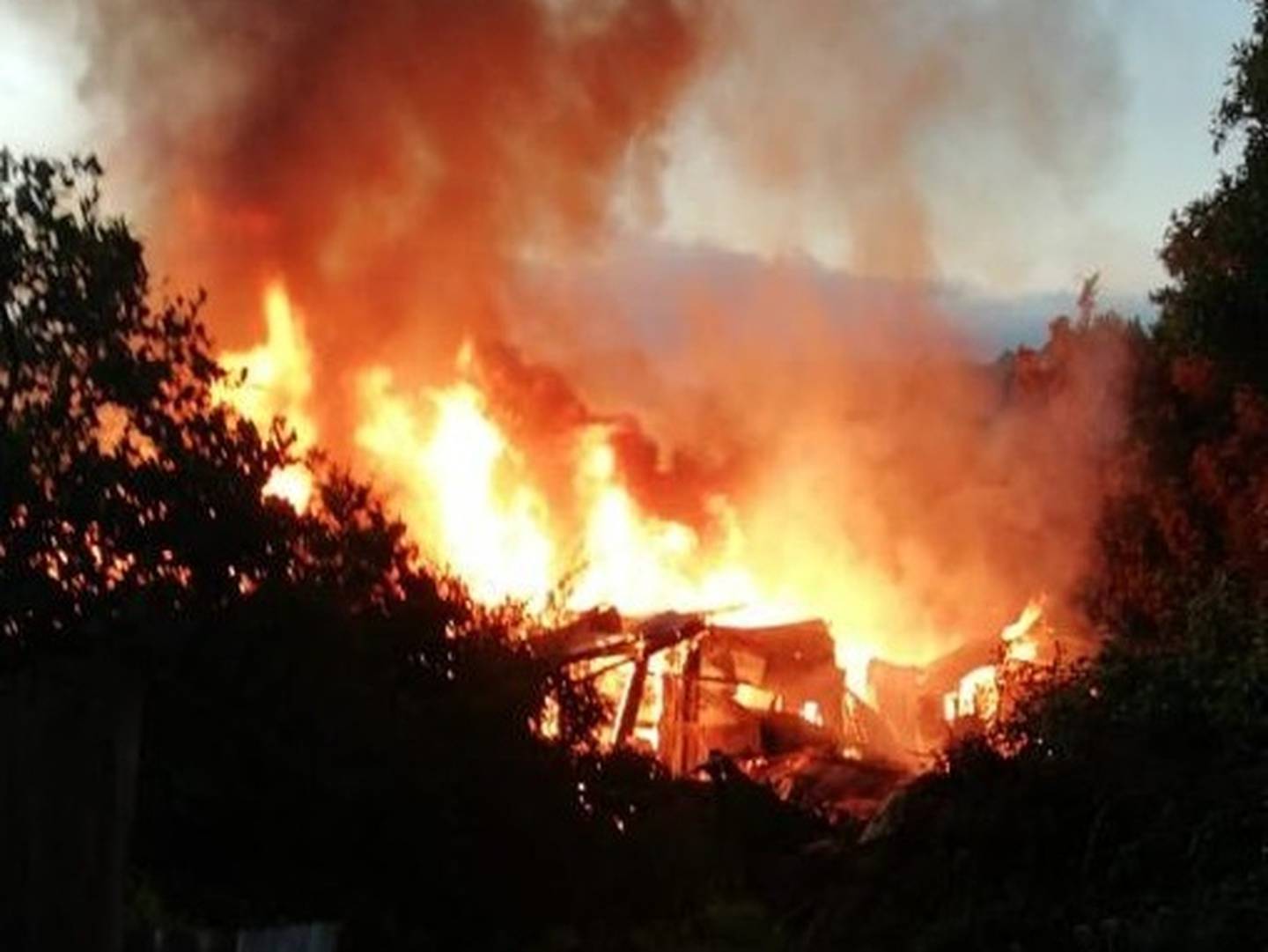 Bomberos hallan cuerpo de hombre en casa quemada en San Rafael de Heredia. Foto Bomberos.