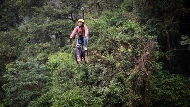 ¿Manejar bicicleta en el aire? En El Tigre Waterfalls eso es posible (videos)