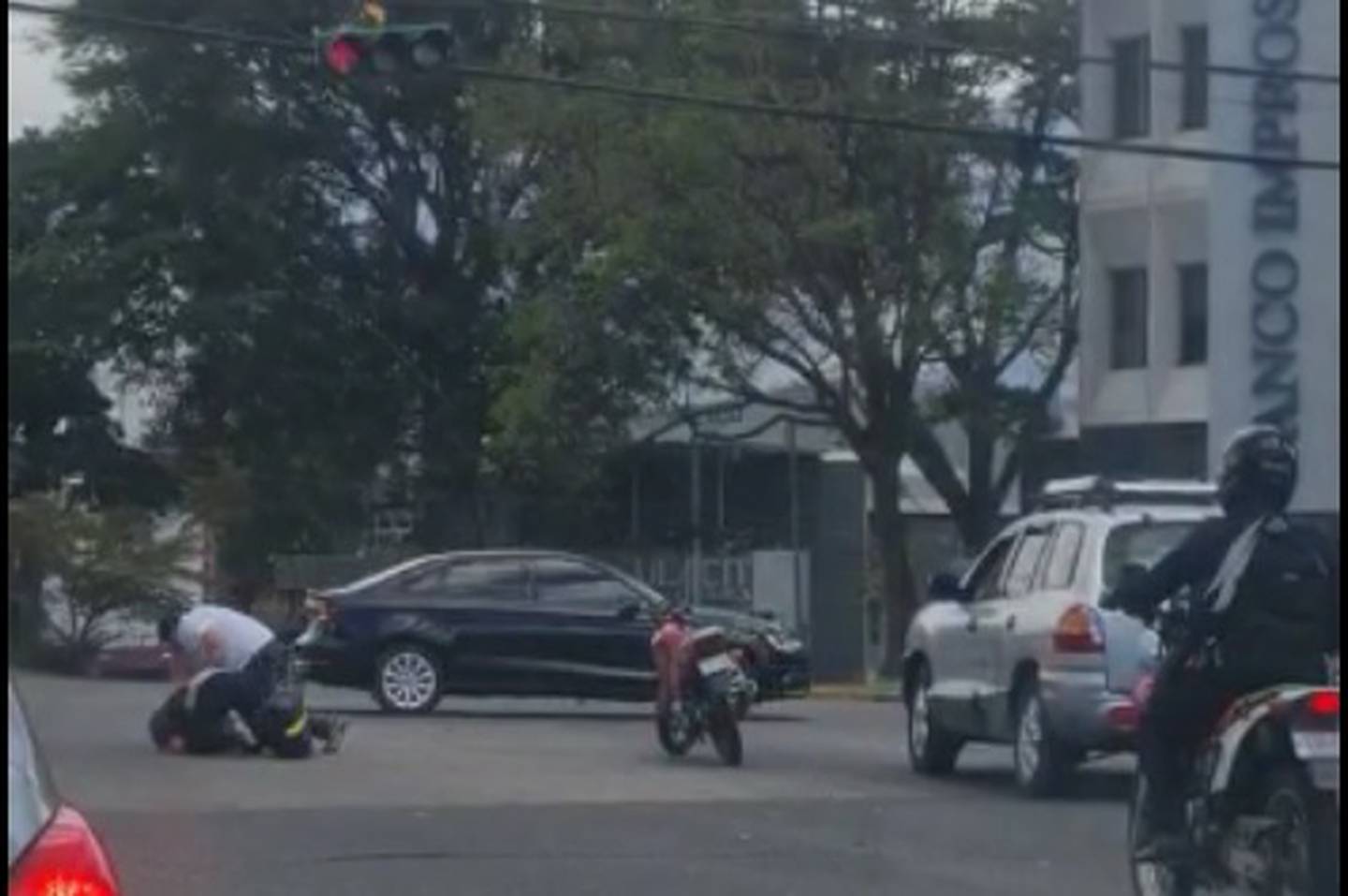 Conductores se pelean a golpes en media calle, cerca del periódico La República. Captura de video.
