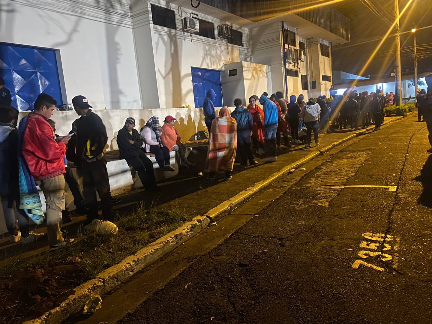 En las afueras de Migración en La Uruca los migrantes hacen fila toda la noche para poder obtener uno de los 50 campos diarios que dan para atender solicitudes de refugio