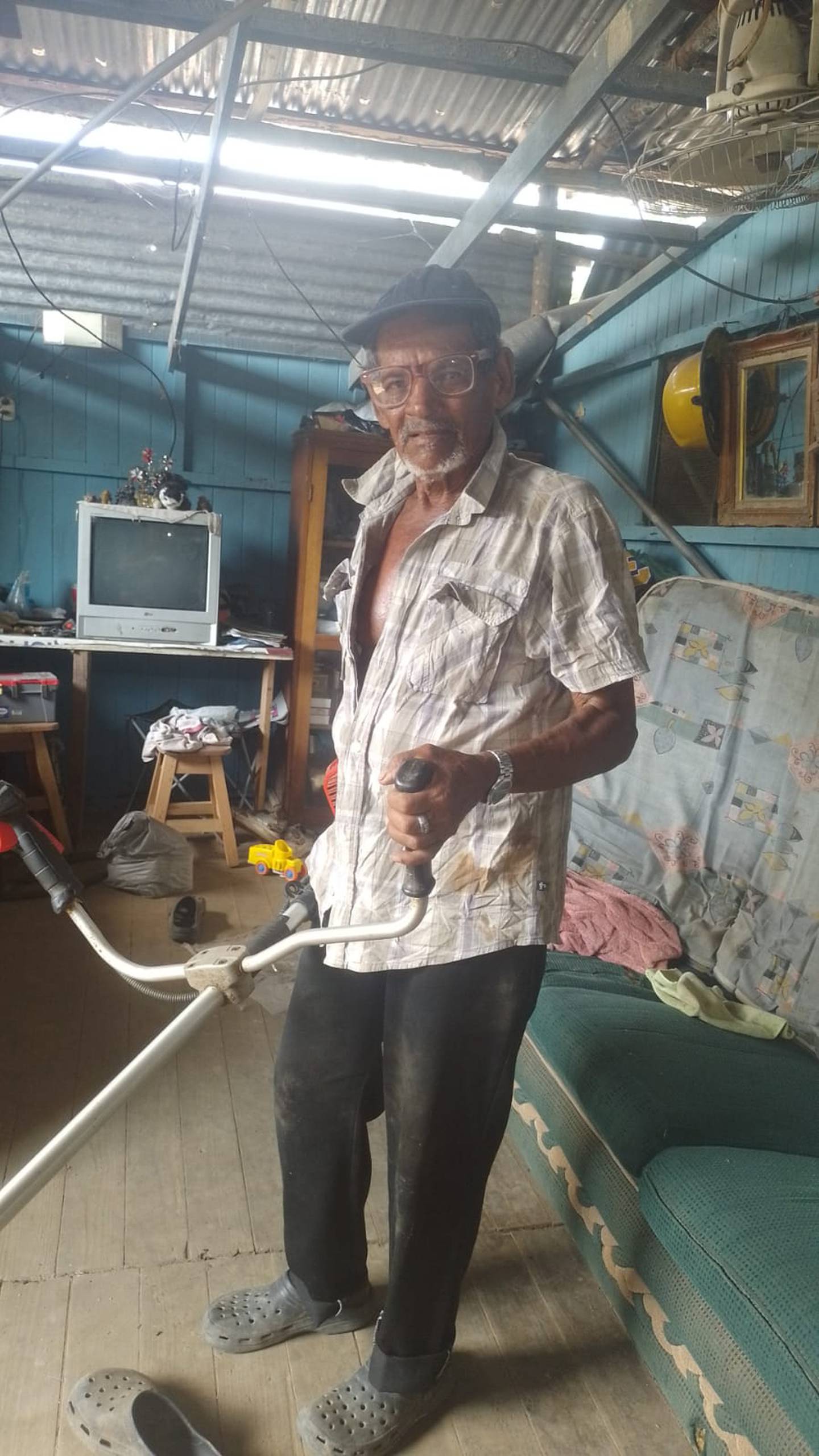 José María Saavedra Hernández, quien tiene 93 años de edad y 72 de vivir en Costa Rica. Le dicen Pana Pata Pelada porque nació en Panamá y jamás ha tenido documento de identidad. Migración le dará el DIMEX el 23 de marzo del 2023