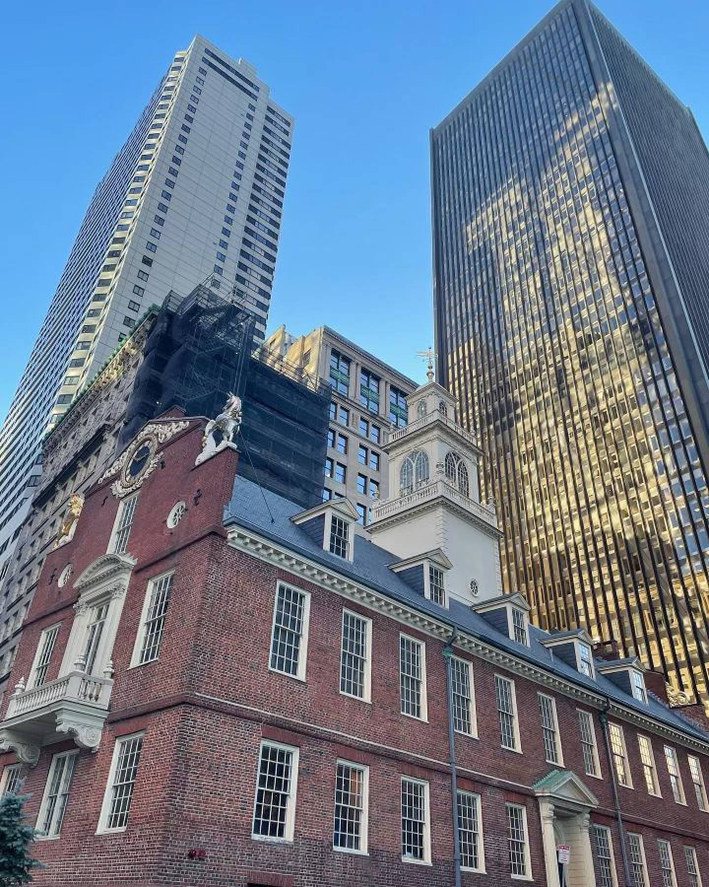 La ciudad de Boston se fundó el 7 de setiembre de 1630, o sea, tiene justo 393 años, está a 7 años de cumplir los 4 siglos de fundada