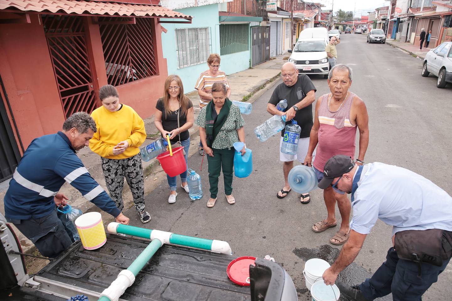 26/01/2024/ Contaminación del agua en Tibás, Moravia Guadalupe afecta a vecinos y comercio, funcionarios del A&A suministran agua en Calle Blancos / foto John Durán