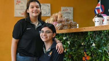 Video: Jóvenes hermanas abren delicioso negocio después de no tener qué comer