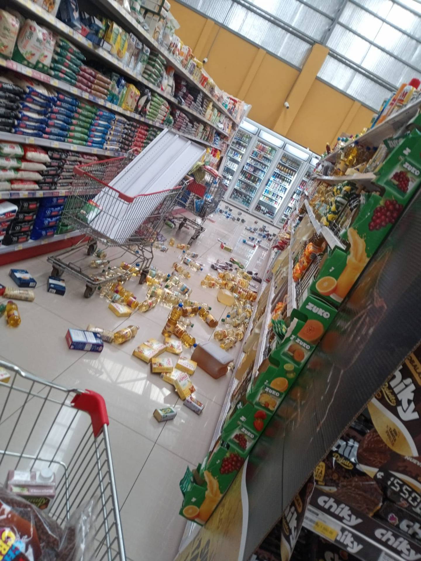 Daños causados por sismo en el comercio Super Negro, en la entrada a Puerto Viejo de Limón. Foto cortesía.