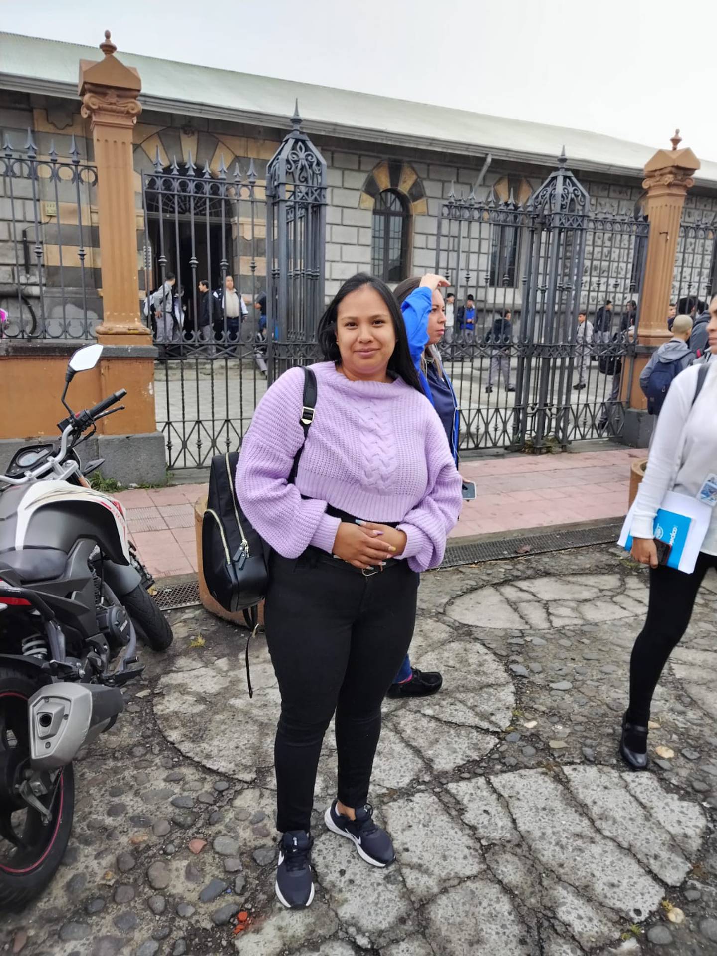 Lorena Marchena de San Miguel de Desamparados, mamá de Santiago Marchena quien está en sétimo en el Liceo de Costa Rica y ese 13 de marzo del 2023 inició las Pruebas Comprensivas del  MEP