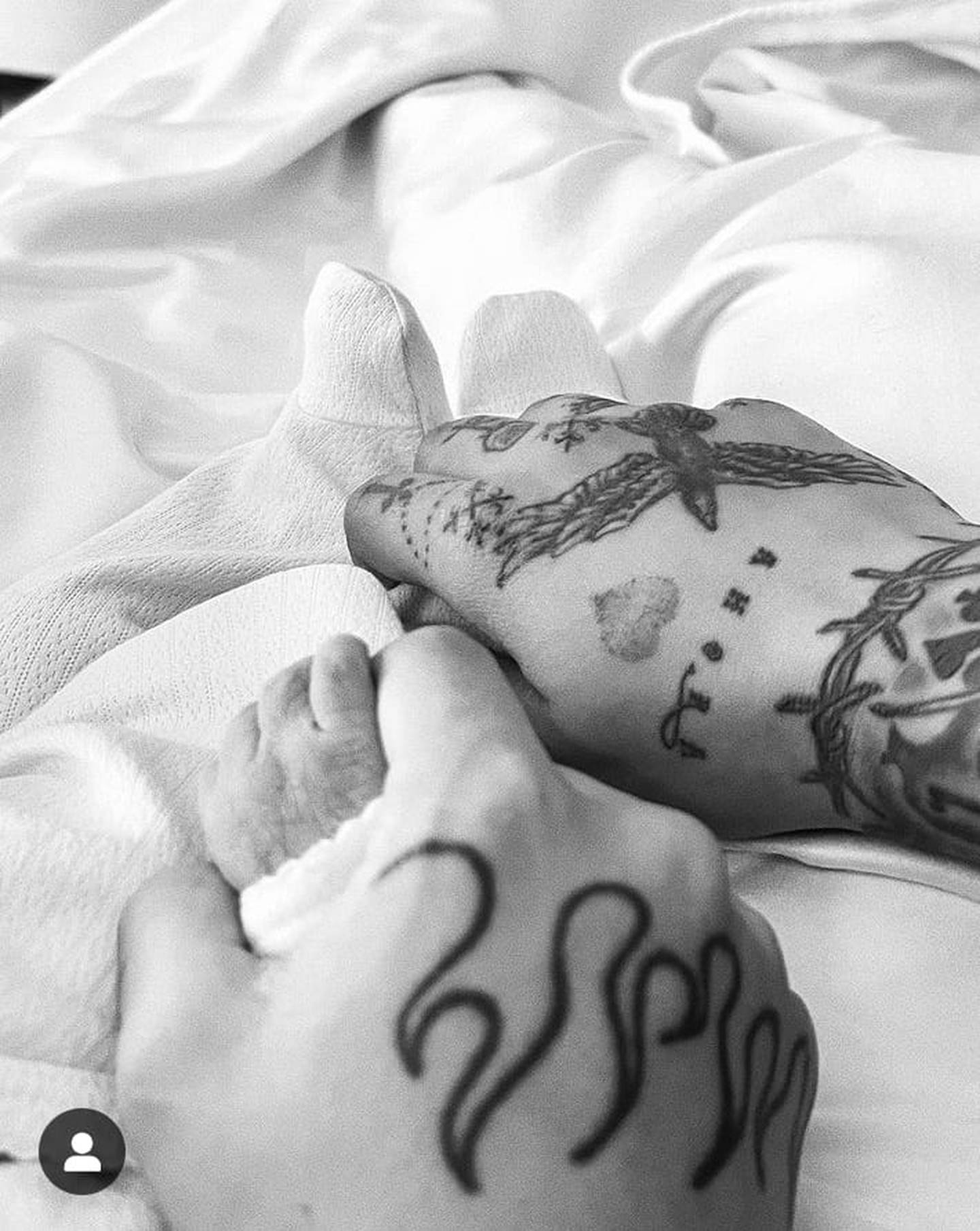 Con esta tierna imagen el cantante Christian Nodal y su pareja la rapera argentina Cazzu, dieron la noticia del nacimiento de su hija.