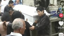 ¡Qué duro! Perrito se despide en funeral de su dueño 