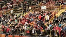 Aficionados de Alajuelense se metieron a la cancha a reclamarle a los jugadores