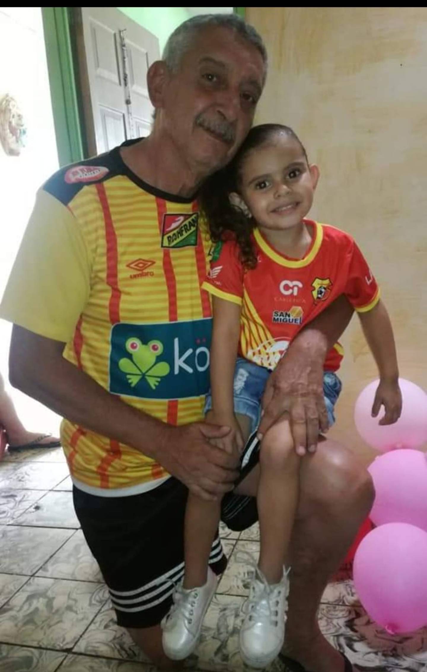 Allisson Rodríguez, niña aficionada al Herediano, fue al Morera Soto con sus papás manudos