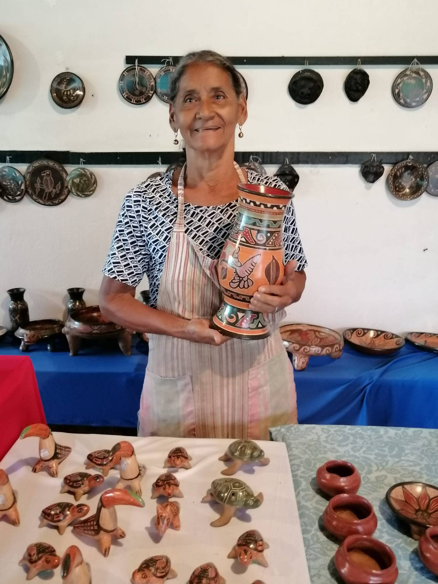 Doña  Doralisa Grijalba Villavuerte tiene 86 años y una de las 13 fundadoras de Cooperativa de Mujeres de Guaitil de Santa Cruz, CoopeGuaytil. Ellas mantienen viva la tradición del barro de los indios Chorotegas. En la foto, doña Falconery Carrillo Villafuerte.