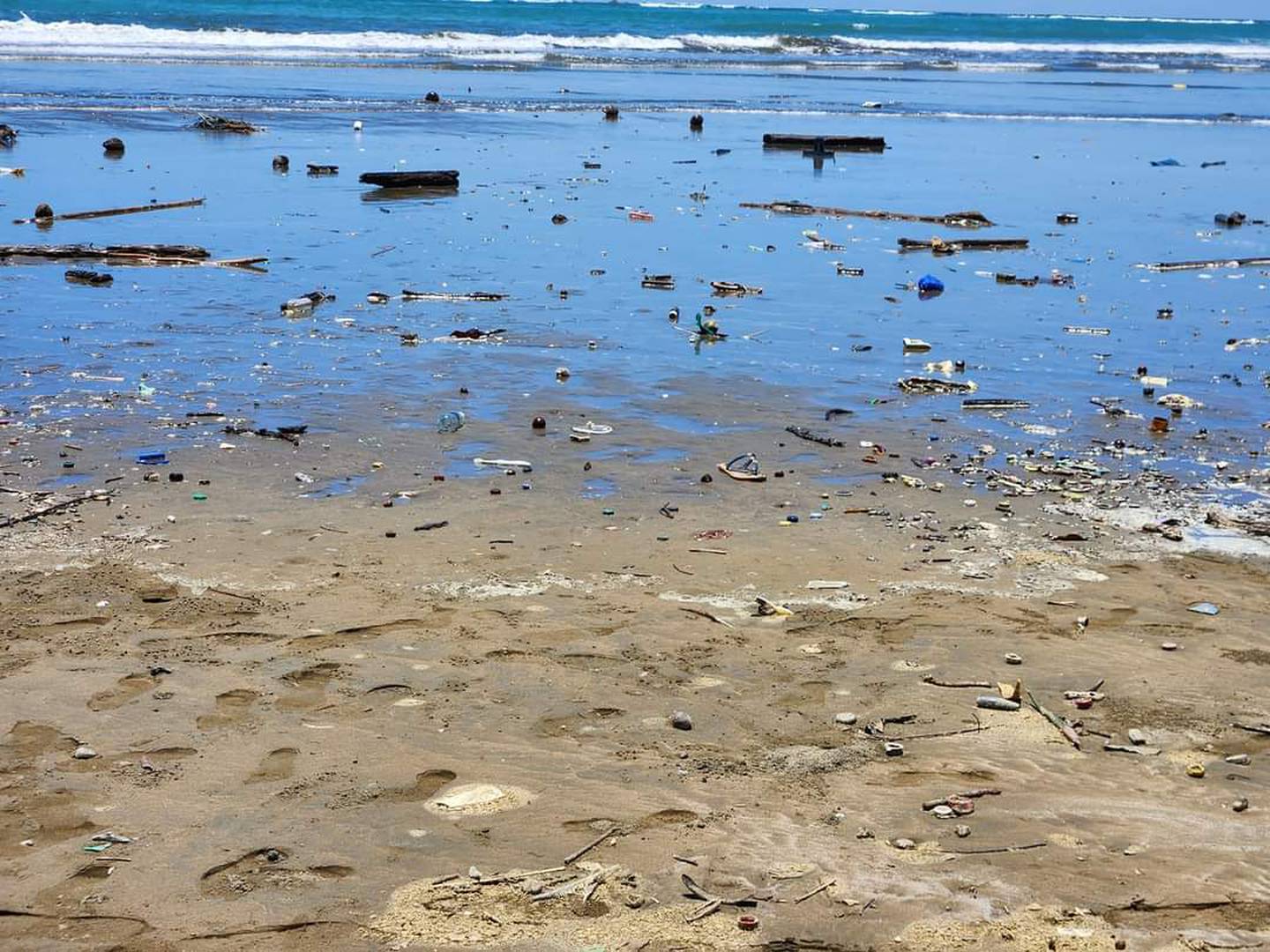 Impresionante cantidad de basura que sacó la playa en el Parque Nacional Marino Ballena en Uvita