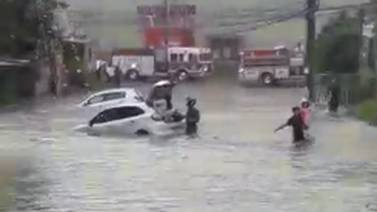 Videos: ¡Que miedo! Lluvias, ventoleros y personas atrapadas por inundaciones en Heredia 